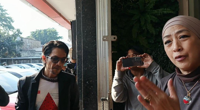 Irvina Ryder membongkar aib Edward Akbar sata masih menjadi suami Kimberly Ryder putrinya di kawasan Kalibata, Jakarta Selatan, Jumat (25/7/2025). [FTNews]